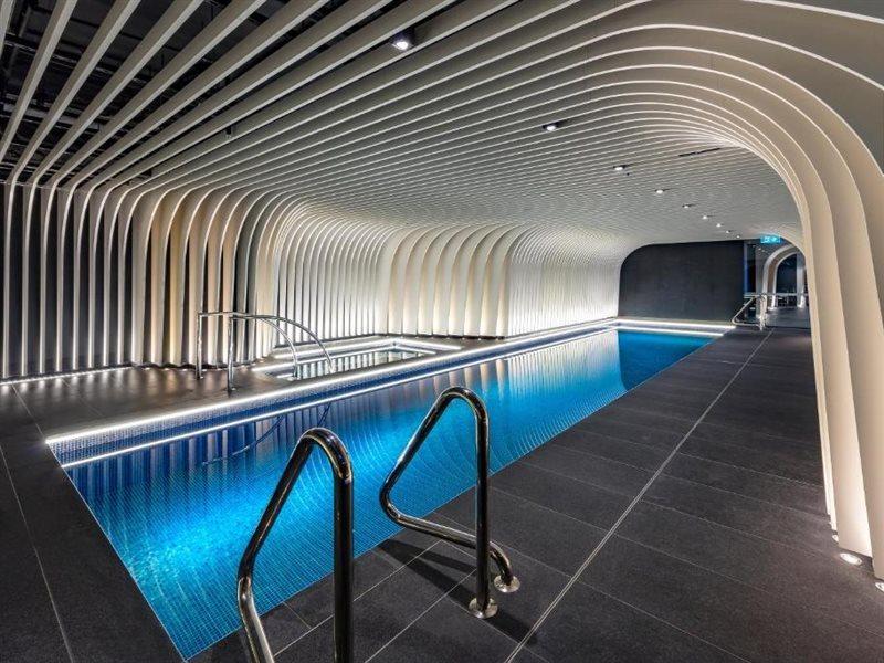 Skye Suites Sydney Zewnętrze zdjęcie The pool at the 2018-opened The Standard, East Village