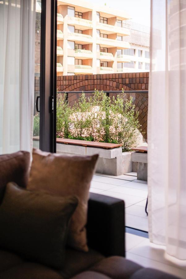 Skye Suites Sydney Zewnętrze zdjęcie A view of the garden from the living room